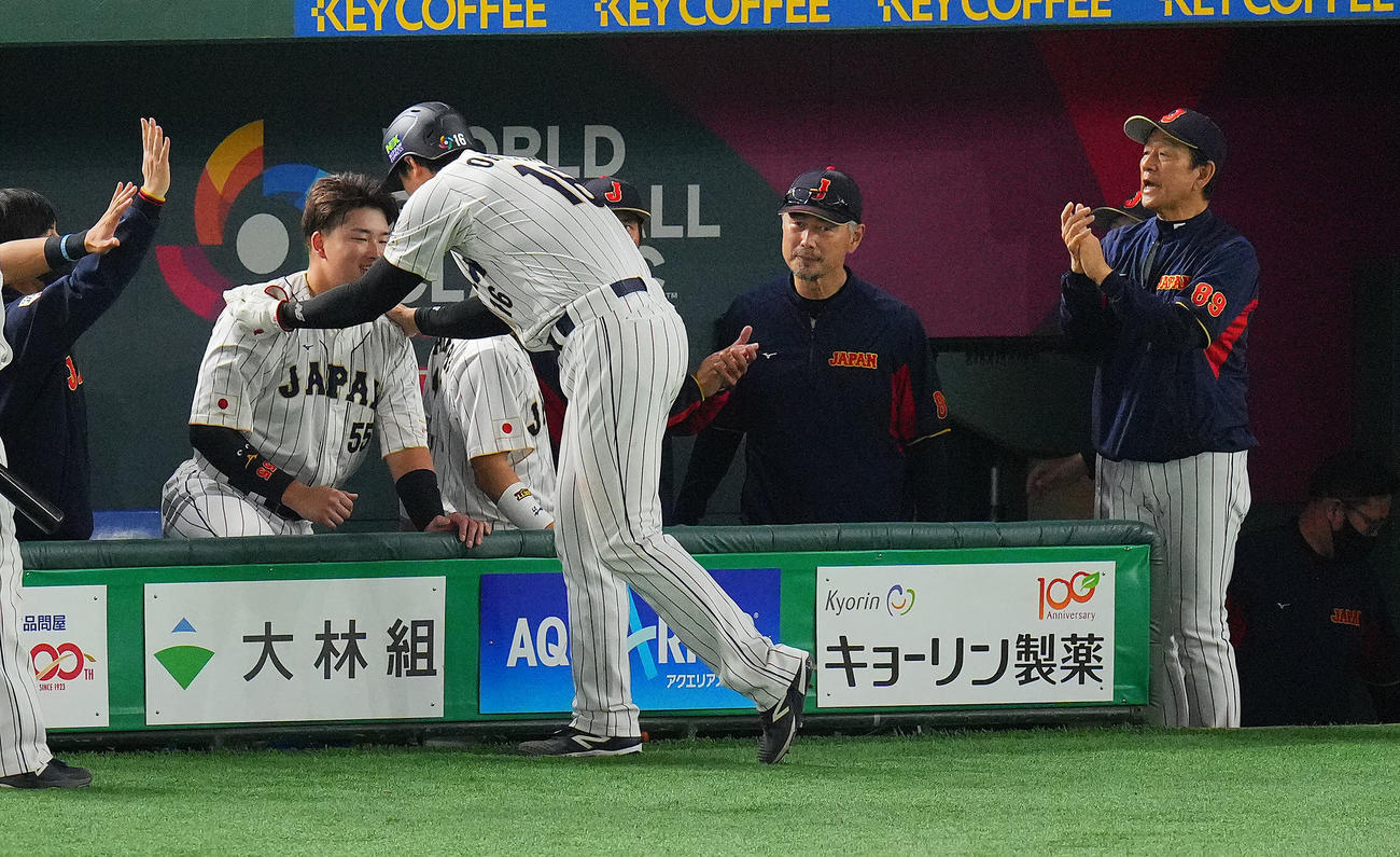 日本対韓国　5回裏日本1死三塁、生還した大谷（中央）から励ましを受ける村上（左）（撮影・垰建太）