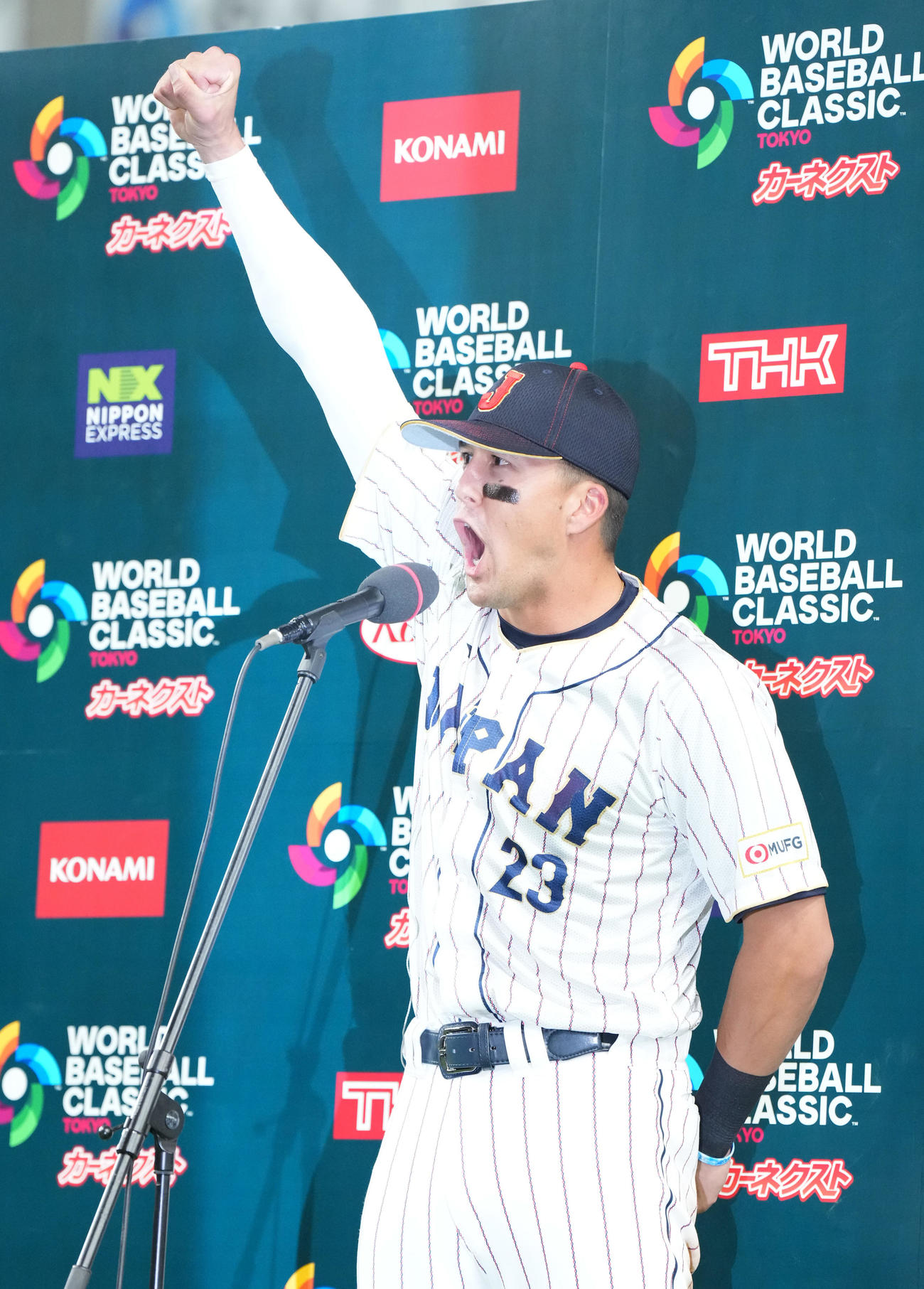 日本対韓国　韓国に快勝し、ヒーローインタビューでガッツポーズを見せるヌートバー（撮影・菅敏）