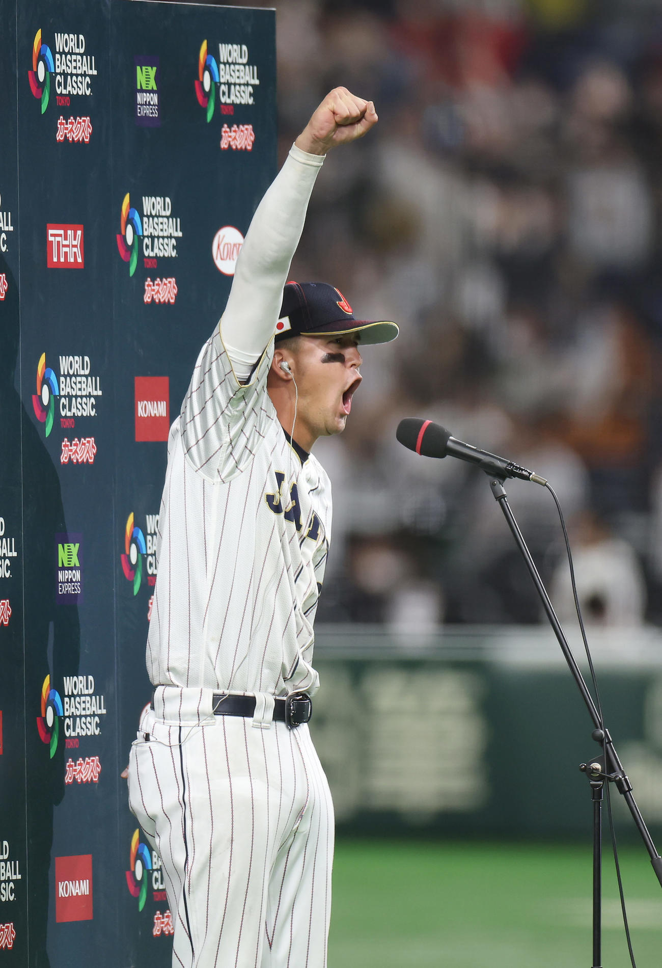日本対韓国　ヒーローインタビューでガッツポーズしてファンにメッセージを送るヌートバー（撮影・前田充）