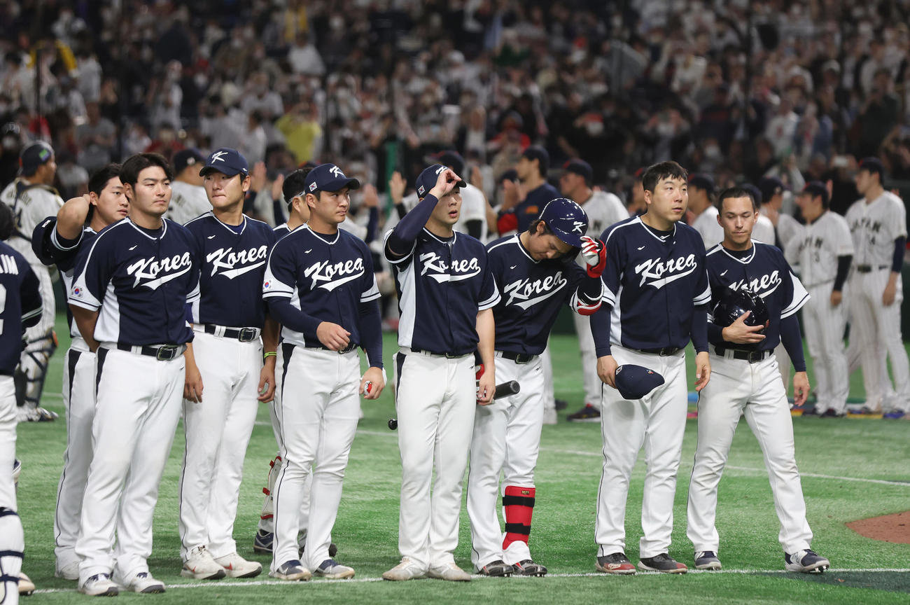 日本対韓国　日本に敗れ、連敗となって肩を落として整列する韓国ナイン（撮影・前田充）