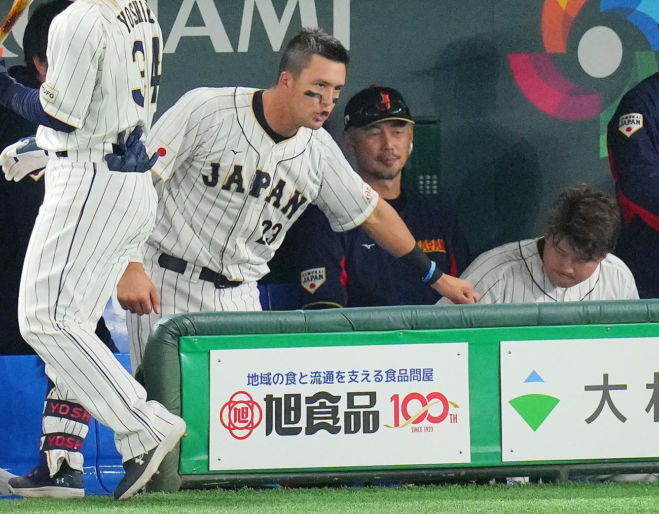 日本対韓国　5回裏、ベンチで村上（右）に声をかけるヌートバー（左）（撮影・垰建太）