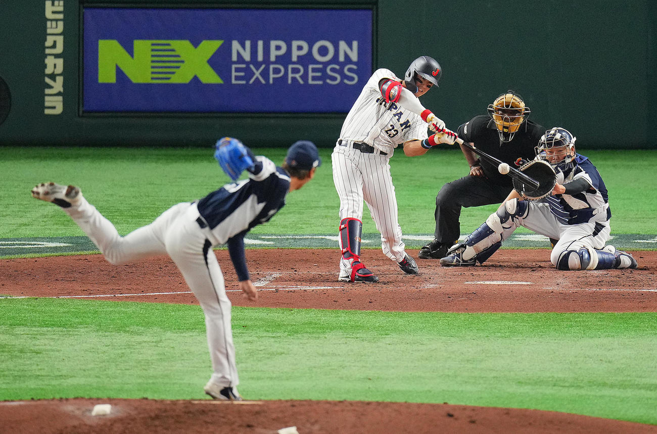 日本対韓国　3回裏日本無死一、二塁、中前適時打を放つヌートバー。投手金広鉉（撮影・垰建太）