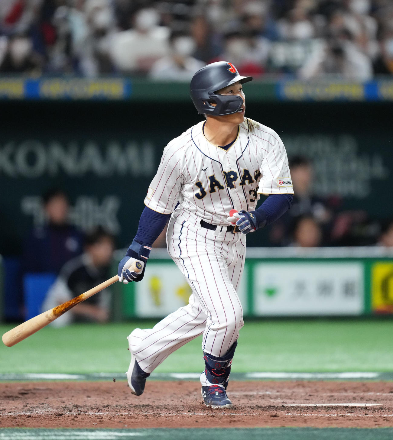 日本対韓国　5回表日本1死三塁、右犠飛を放つ吉田（撮影・菅敏）