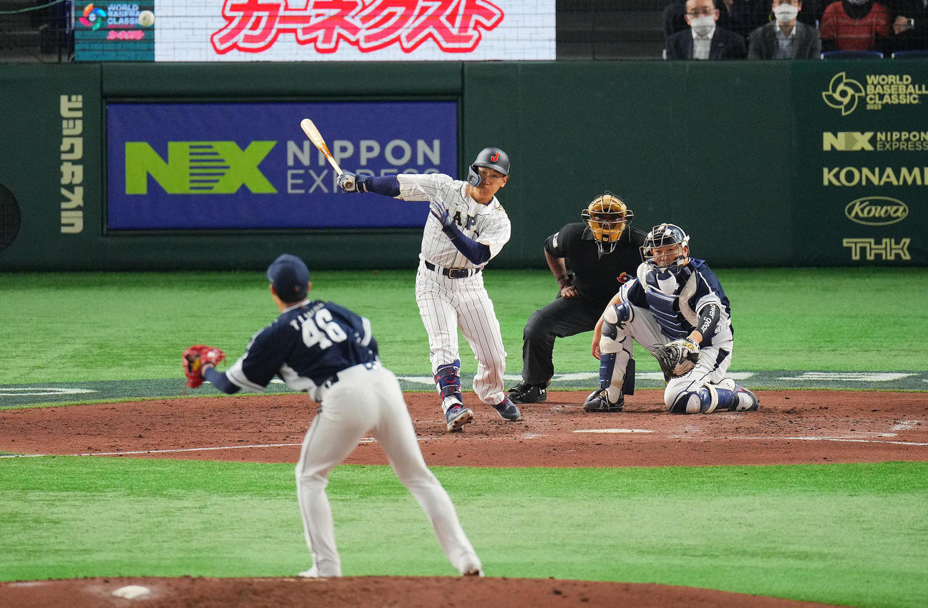 日本対韓国　3回裏日本1死満塁、中2点適時打を放つ吉田。投手元兌仁（撮影・垰建太）