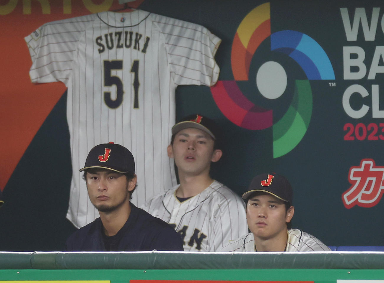 日本対韓国　8回表、ベンチから松井の投球を見つめる、左からダルビッシュ、佐々木、大谷（撮影・前田充）