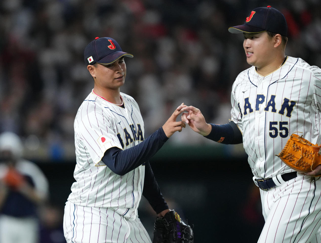 日本対韓国　7回、この回の投球を終え、村上（右）とタッチをする宇田川（撮影・菅敏）