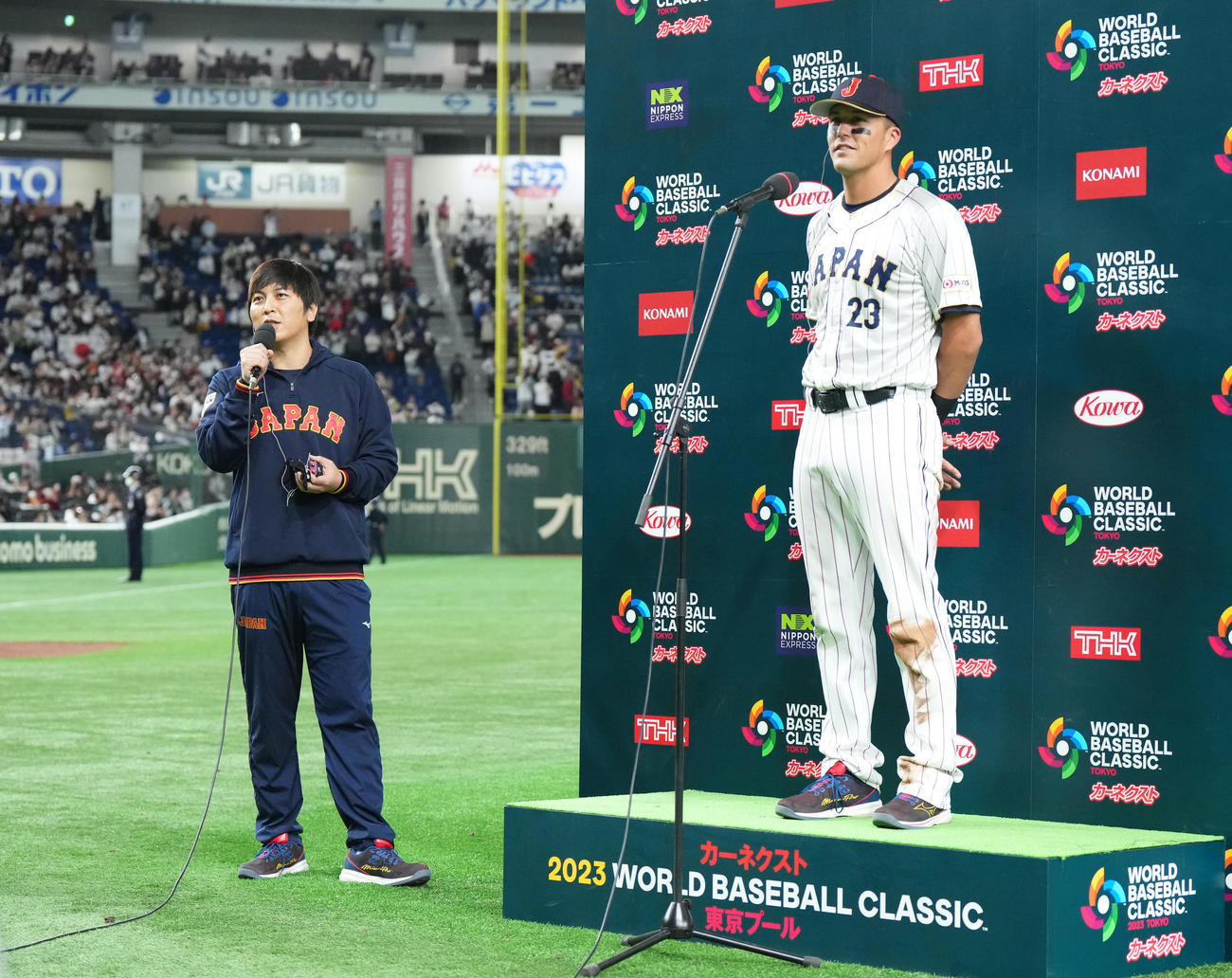 10日、ヒーローインタビューを受けるヌートバー（右）の通訳をする水原氏（撮影・菅敏）