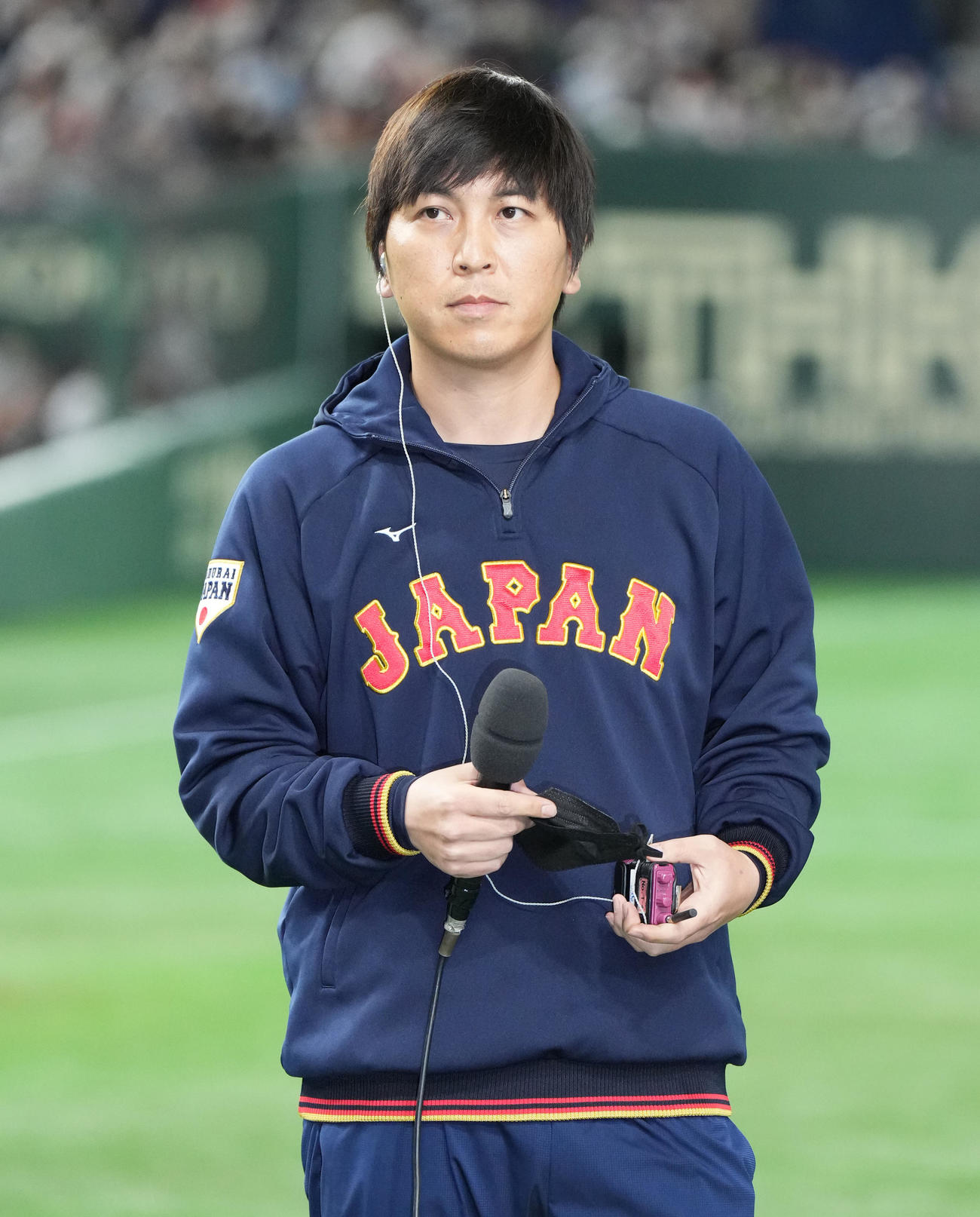 10日、ヒーローインタビューを受けるヌートバーの通訳をする水原氏（撮影・菅敏）