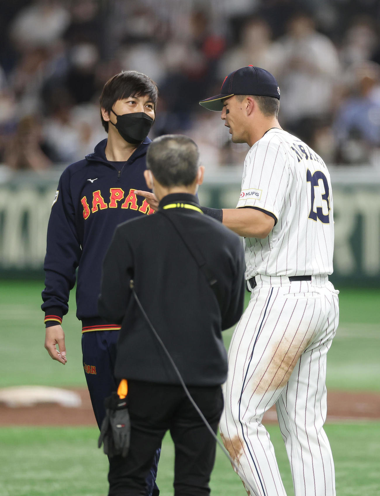 ３月10日の韓国戦後、ヒーローインタビューに向かう水原通訳（左）とヌートバー