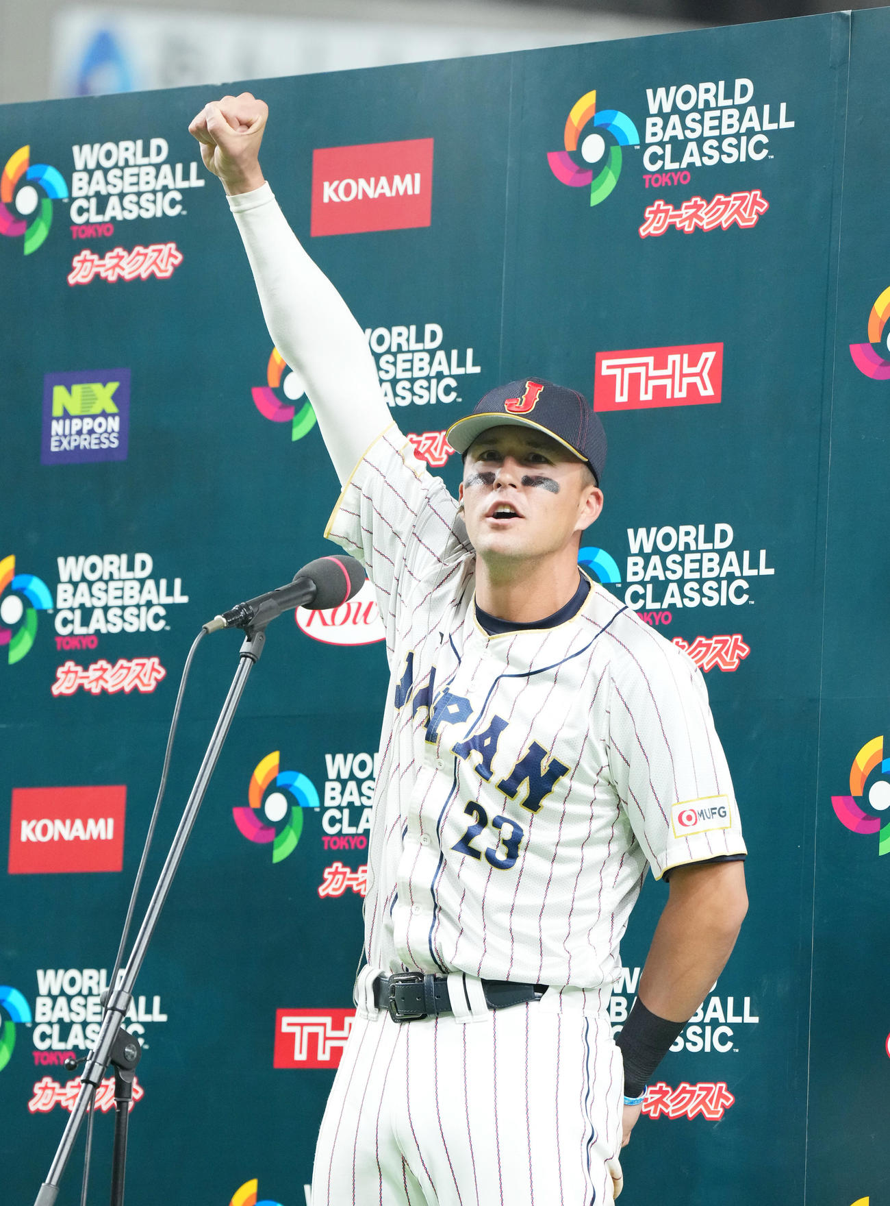10日、ヒーローインタビューでファンを盛り上げるヌートバー（撮影・菅敏）