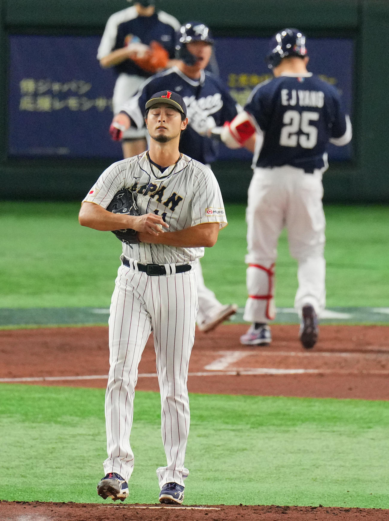 日本対韓国　3回表韓国無死二塁、梁義智（25番）に先制の2点本塁打を浴びるダルビッシュ（撮影・垰建太）