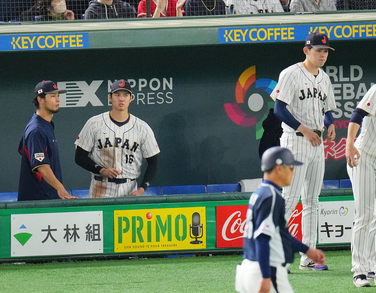 日本対韓国　8回表を終えベンチで話すダルビッシュ（左）と大谷。右は出迎える佐々木（撮影・垰建太）