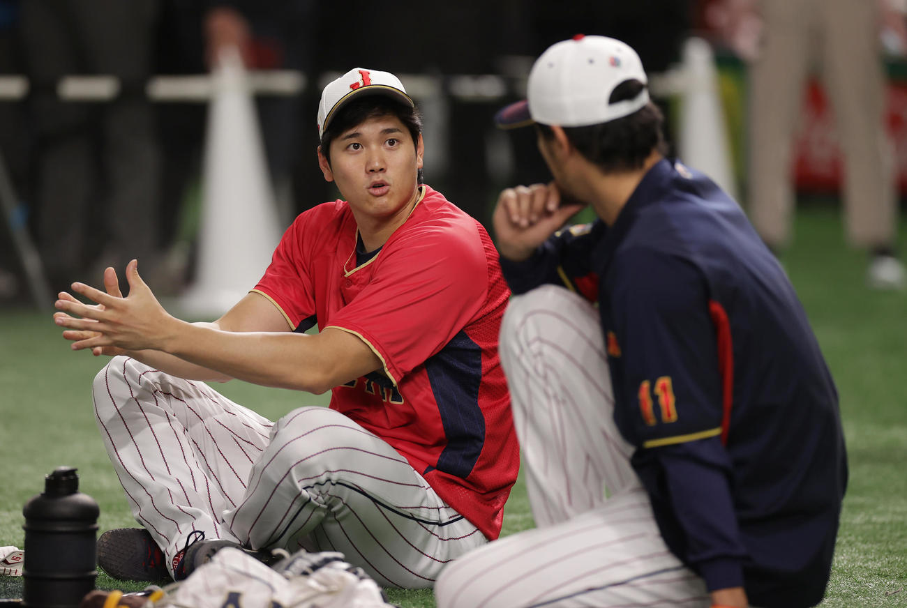 日本対チェコ　フリー打撃を前にダルビッシュ（右）と言葉を交わす大谷（撮影・前田充）