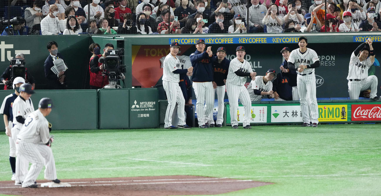 日本対チェコ　2回裏日本1死一、二塁、中前打を放った山川をペッパーミルで祝福する日本ナイン（撮影・横山健太）