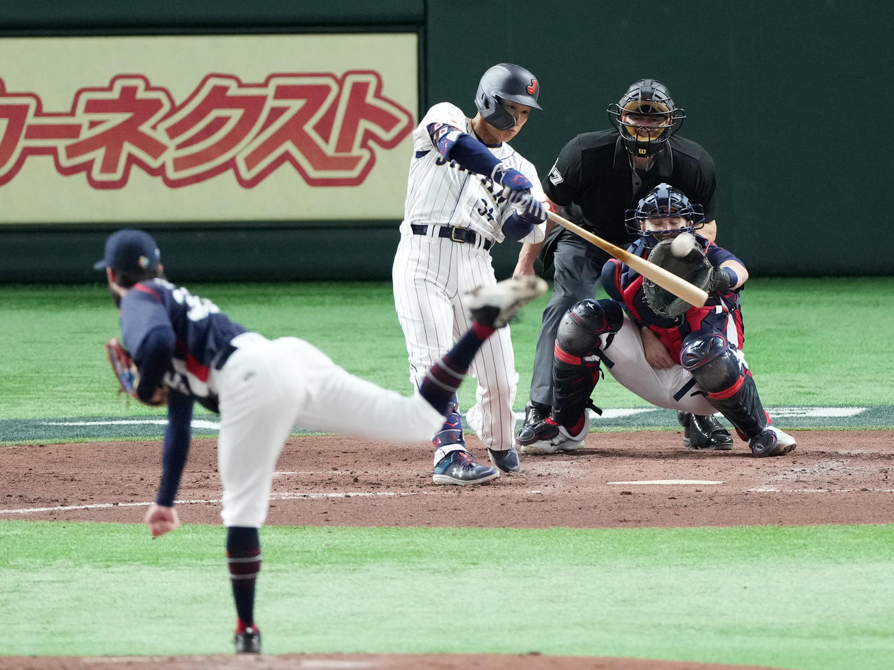 日本対チェコ　3回裏日本2死一、二塁、左翼線へ2点適時二塁打を放つ吉田（撮影・横山健太）