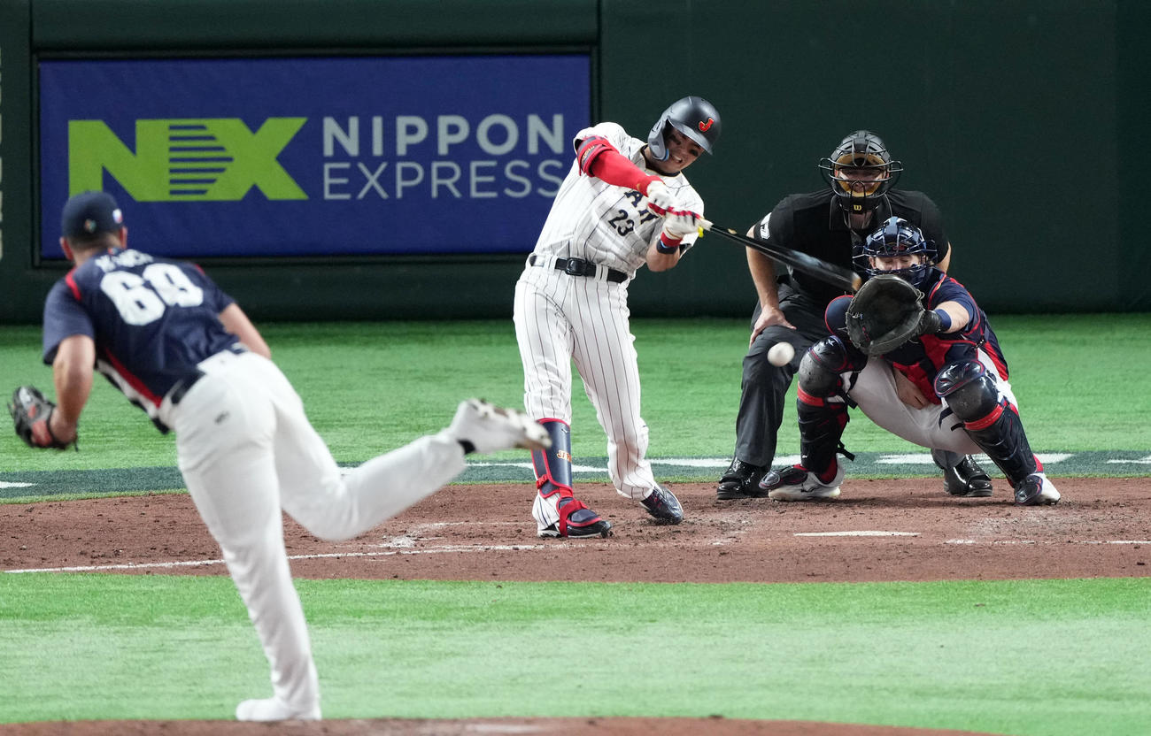 日本対チェコ　4回裏日本1死二塁、中前適時打を放つヌートバー（撮影・横山健太）