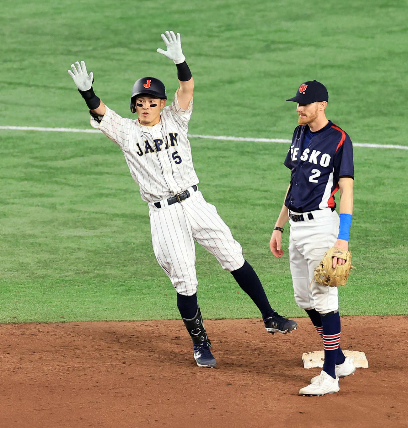 日本対チェコ　5回裏日本2死二塁、牧原は左適時打を放って送球間に二塁進塁し、バンザイ（撮影・浅見桂子）