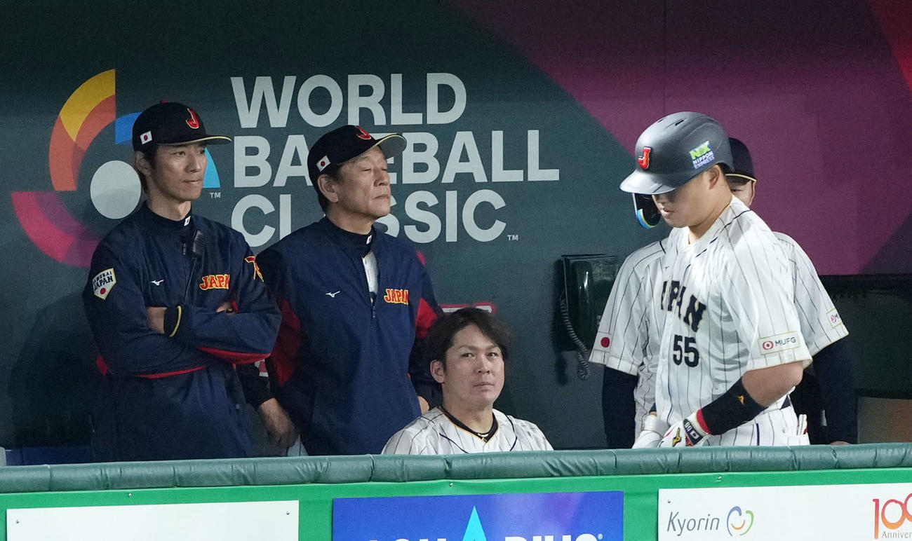 日本対チェコ　6回裏日本無死一塁、見逃し三振に倒れベンチへ引き揚げる村上（右）。同3人目は栗山監督（撮影・横山健太）