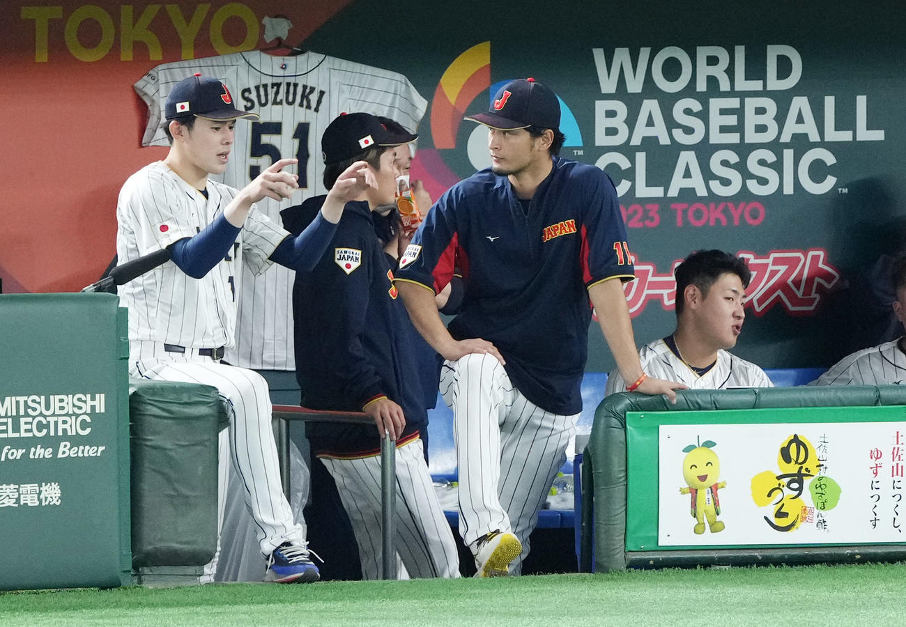 日本対チェコ　7回裏、ベンチで会話を交わす佐々木朗（左）＝とダルビッシュ（撮影・横山健太）
