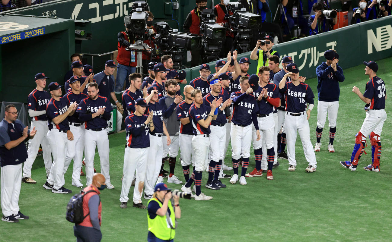 日本対チェコ　大敗も、日本ナインに称賛の拍手を送るチェコの選手たち（撮影・浅見桂子）