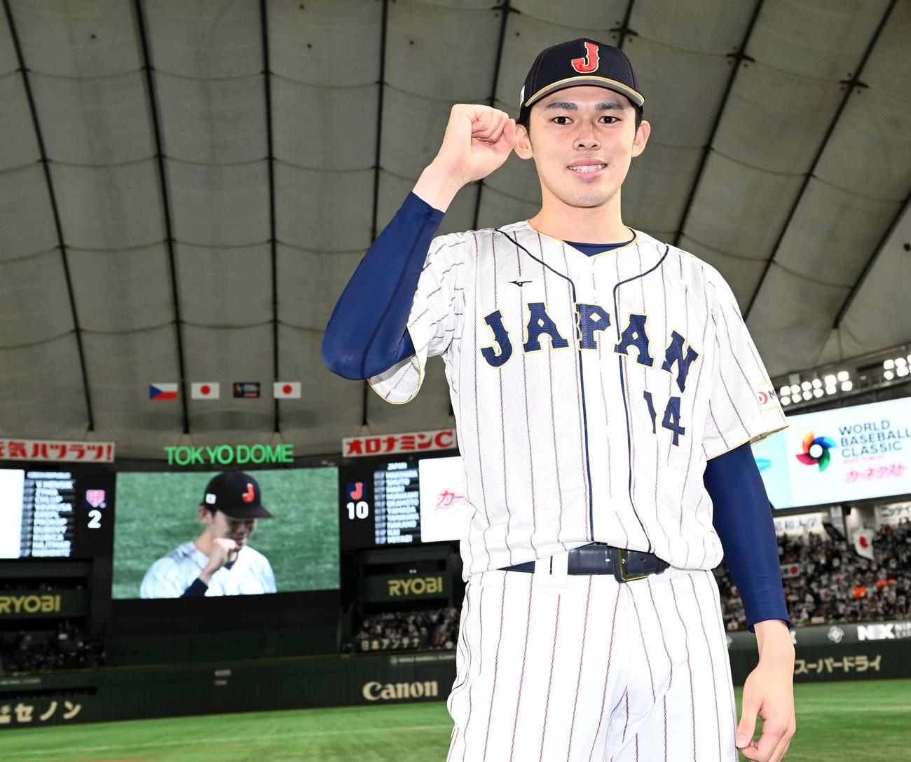 日本対チェコ　チェコに勝利し笑顔でポーズを決める佐々木（撮影・たえ見朱実）