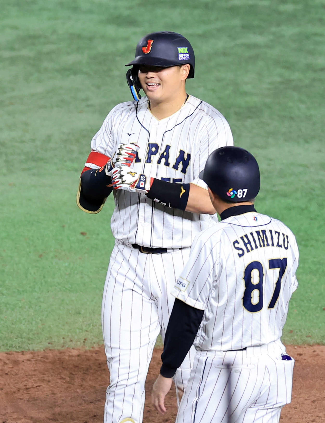 日本対チェコ　8回裏日本無死、村上は右前打を放ち、照れたようにペッパーミル・パフォーマンス（撮影・浅見桂子）