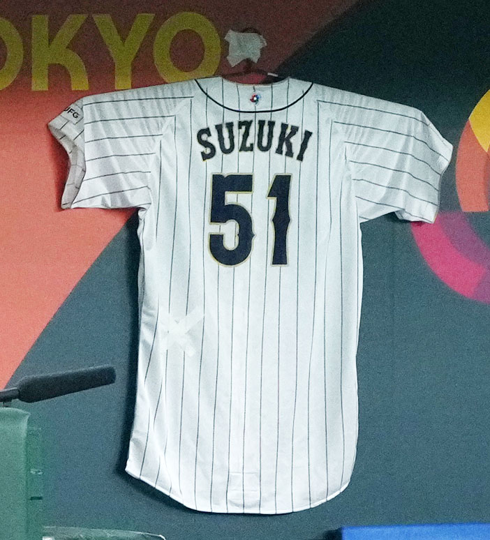 日本対チェコ　ベンチに掛けられている鈴木のユニホームには、左わき腹付近にテープが貼られている（撮影・横山健太）