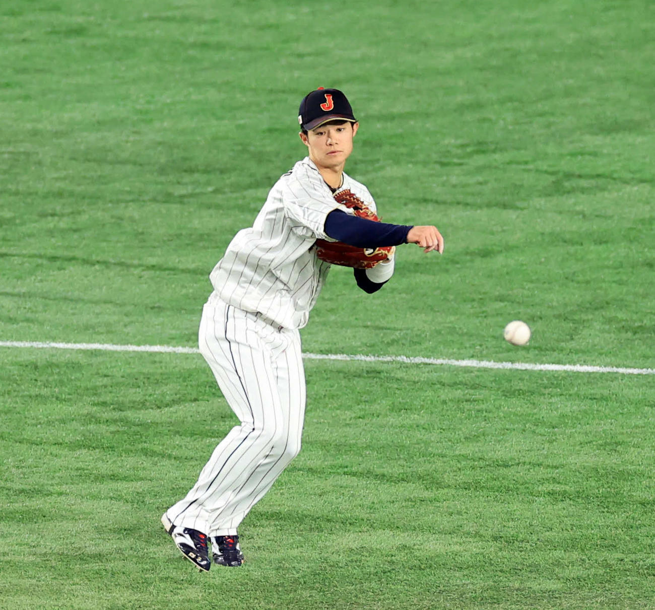 日本対チェコ　1回表チェコ2死二塁、チェルベンカの打球を一塁悪送球し先制点を許した中野（撮影・浅見桂子）