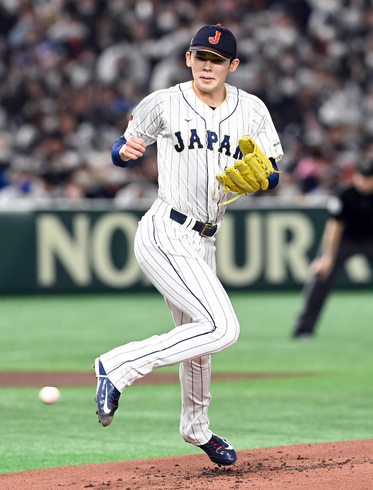 日本対チェコ　2回表チェコ2死、ハイトマルの遊ゴロに足を出す佐々木（撮影・たえ見朱実）