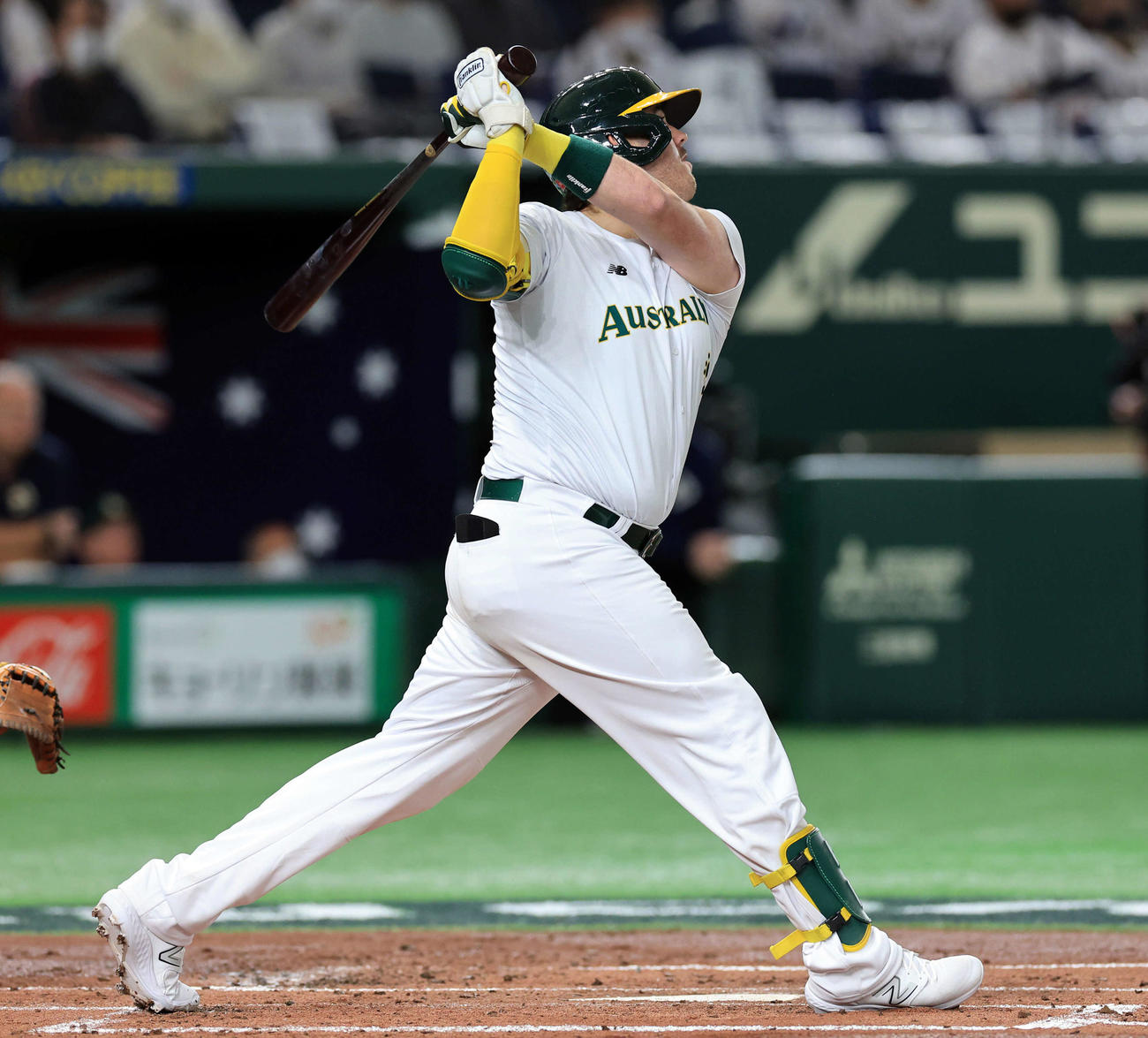 オーストラリア対中国　1回裏オーストラリア2死満塁、ウィングローブは左越え3点適時二塁打を放つ（撮影・浅見桂子）