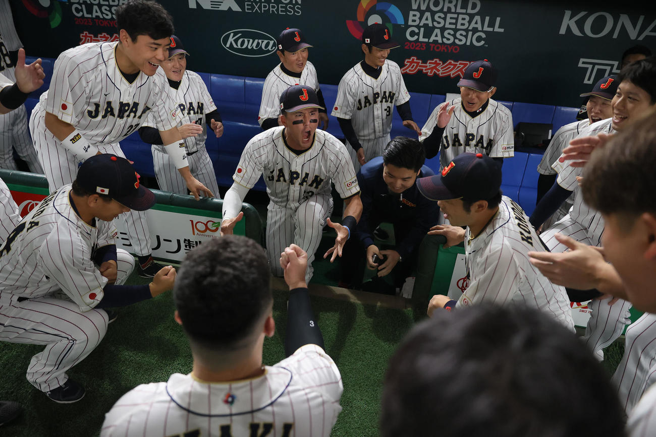 日本対韓国　試合前に円陣を組み、選手らに声をかけるラーズ・ヌートバー（中央）（代表撮影）