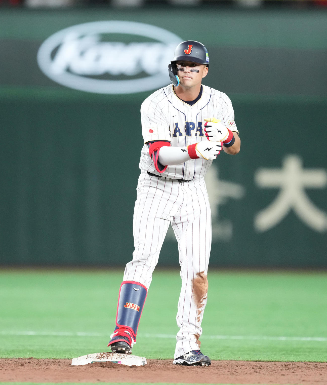 日本対韓国　7回裏日本無死一塁、右前打を放ち、送球間に二塁に進んだヌートバーは、ペッパーミール・パフォーマンスをする（撮影・菅敏）