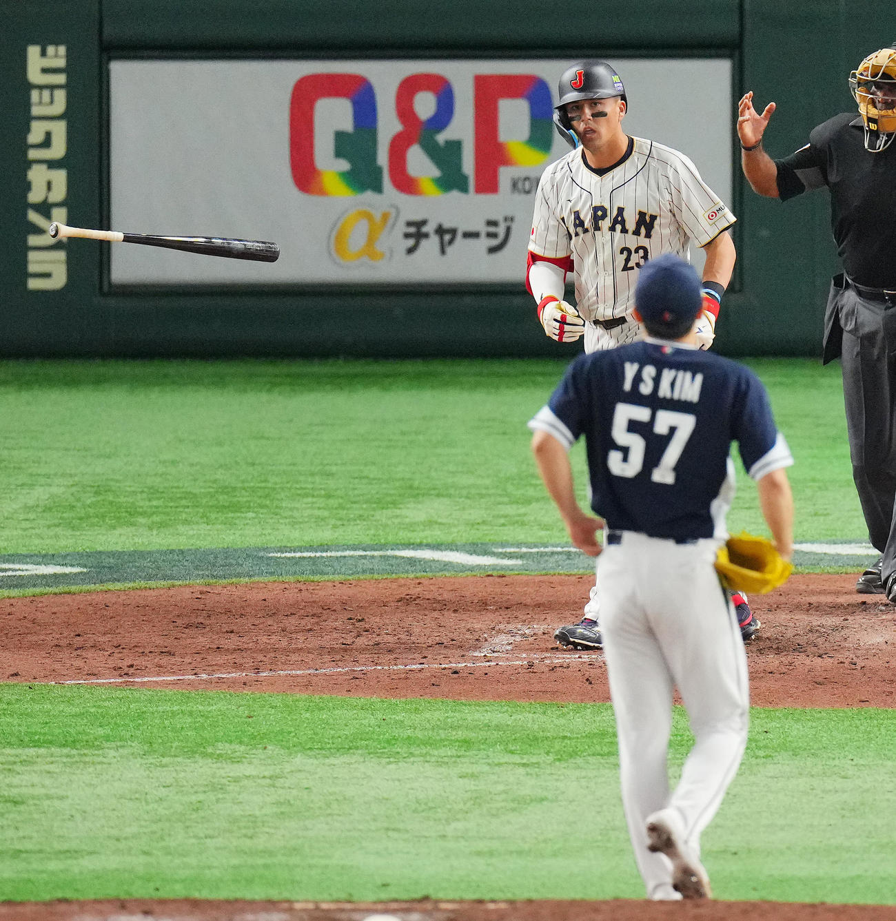 日本対韓国　6回裏日本無死一、三塁、死球を受けにらみつけるヌートバー。投手金允植（撮影・垰建太）