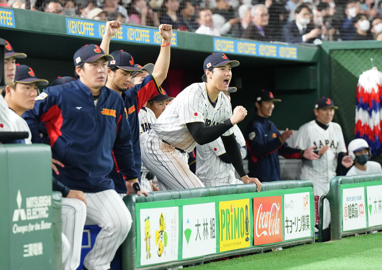 日本対韓国　韓国に快勝し、ベンチでガッツポーズを見せる大谷（中央）とダルビッシュ有（中央左）（2023年3月10日撮影）