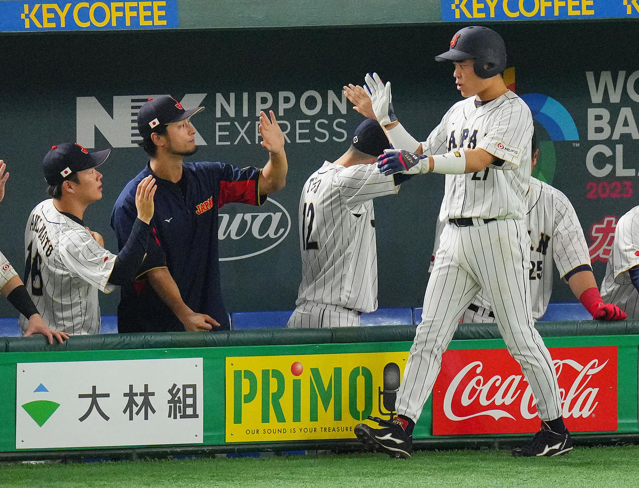 日本対韓国　6回裏日本無死満塁、生還した中村（右）はダルビッシュとタッチを交わす（2023年3月10日撮影）