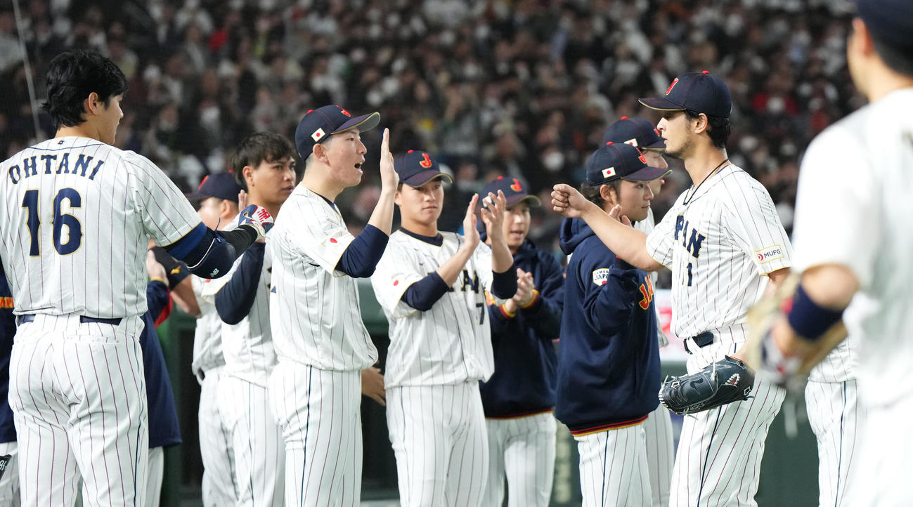 日本対韓国　初回の投球を終え、ベンチに戻るダルビッシュ（右端）（2023年3月10日撮影）