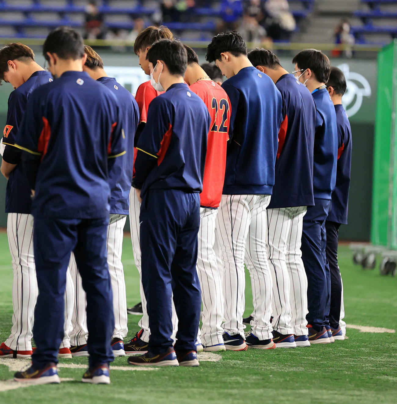 日本対チェコ　練習前に円陣を組み黙とうする佐々木（中央）ら日本の選手たち（撮影・浅見桂子）
