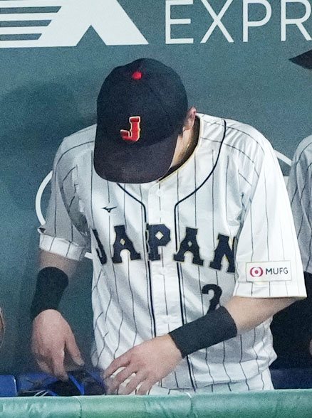 日本対チェコ　ベンチに座る源田（撮影・横山健太）