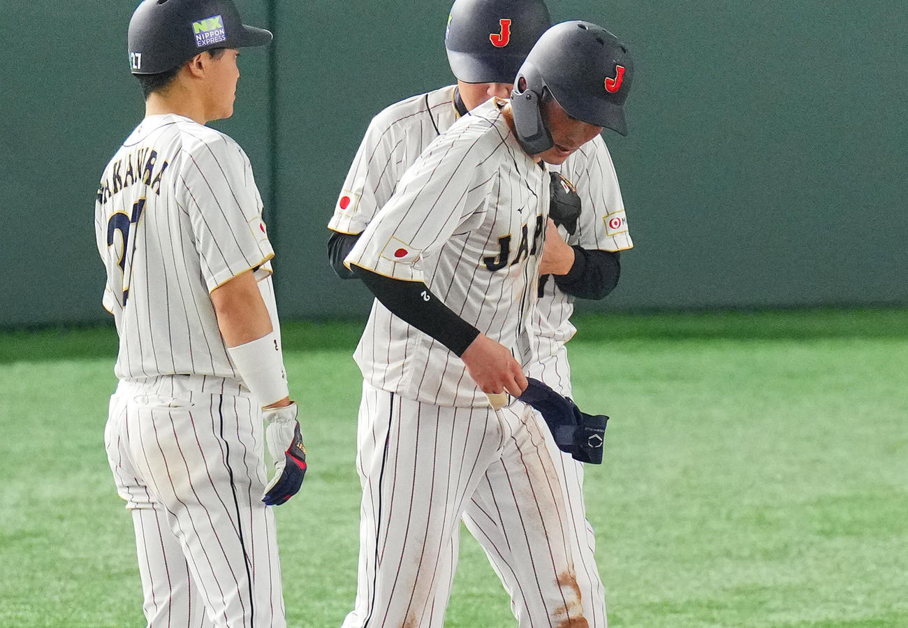 10日韓国戦の3回、源田（右）は右手の指にテーピングを巻き塁に戻る