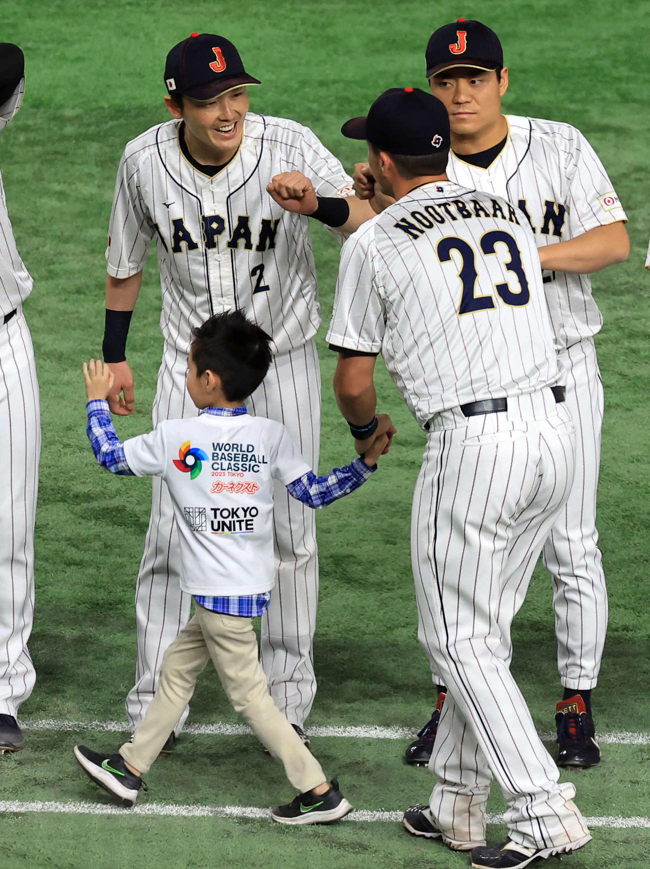 日本対チェコ　試合前セレモニーで、右手を守って、左手でグータッチする源田（左）（撮影・浅見桂子）