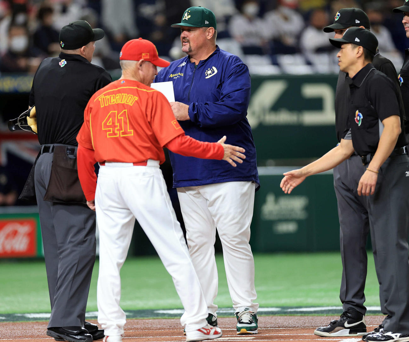 オーストラリア対中国　試合前メンバー交換であいさつするオーストラリアのニルソン監督（奥）と中国のリロイ監督（撮影・浅見桂子）