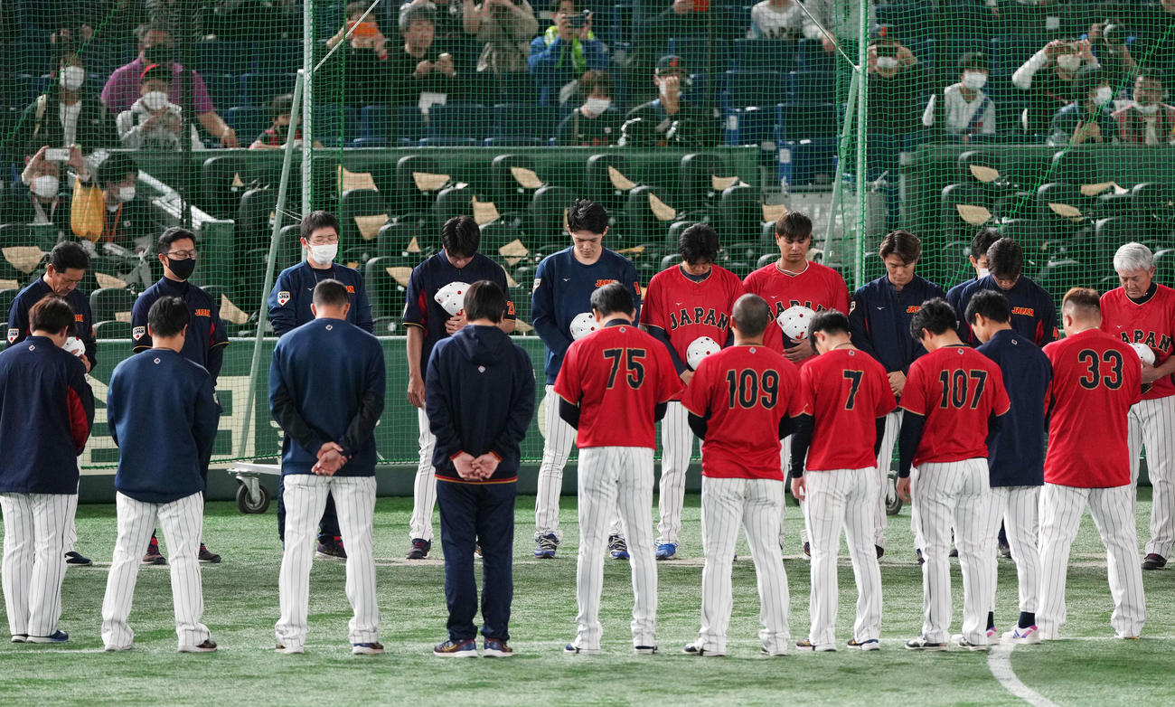 WBC東京プールB組　日本対チェコ　練習開始前、黙とうする佐々木朗（後列中央）らナイン（撮影・横山健太）