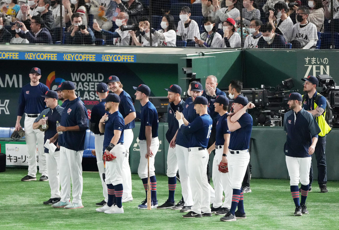 WBC東京プールB組　日本対チェコ　大谷翔平のフリー打撃を笑顔で見つめるチェコナイン（撮影・横山健太）