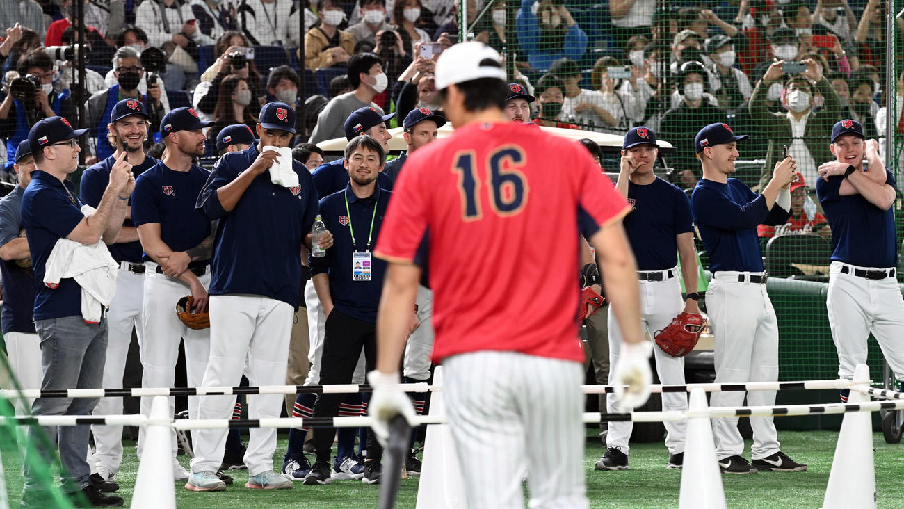 日本対チェコ　大谷翔平の打撃練習を見て笑みを浮かべるチェコナイン（撮影・たえ見朱実）