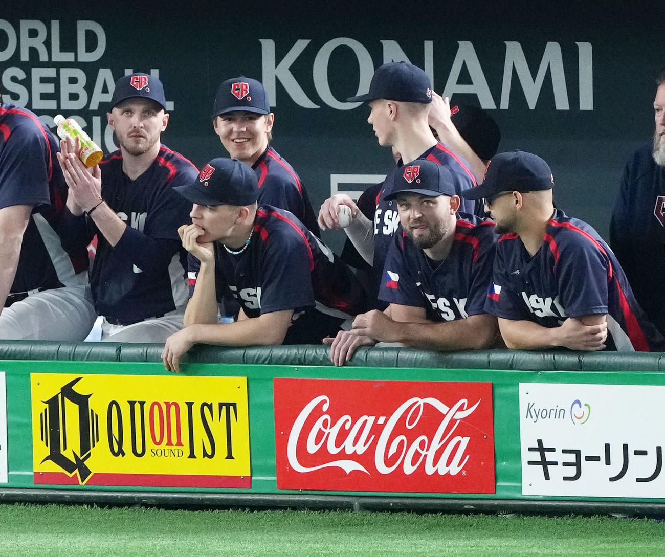 日本対チェコ　佐々木朗の投球を笑顔で見つめるチェコナイン（撮影・横山健太）