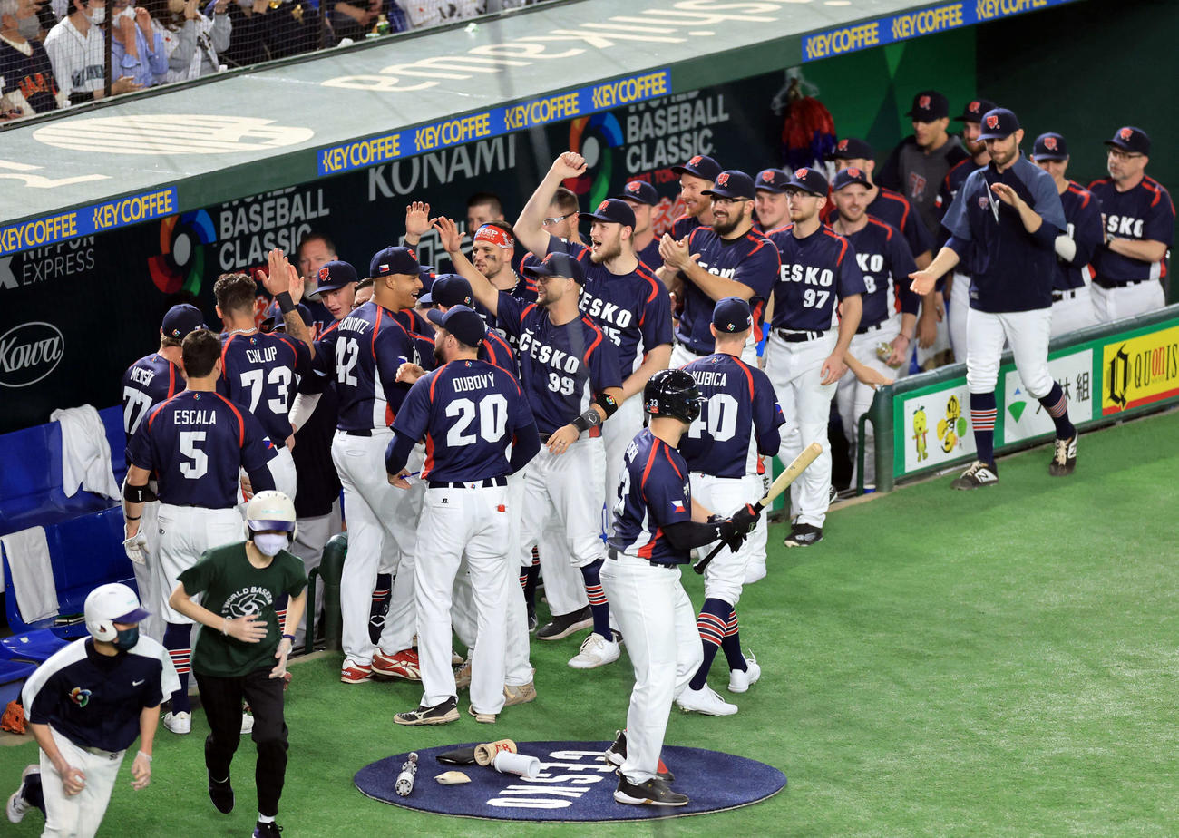 日本対チェコ　1回表チェコ2死二塁、先制点を奪い喜ぶチェコの選手たち（撮影・浅見桂子）