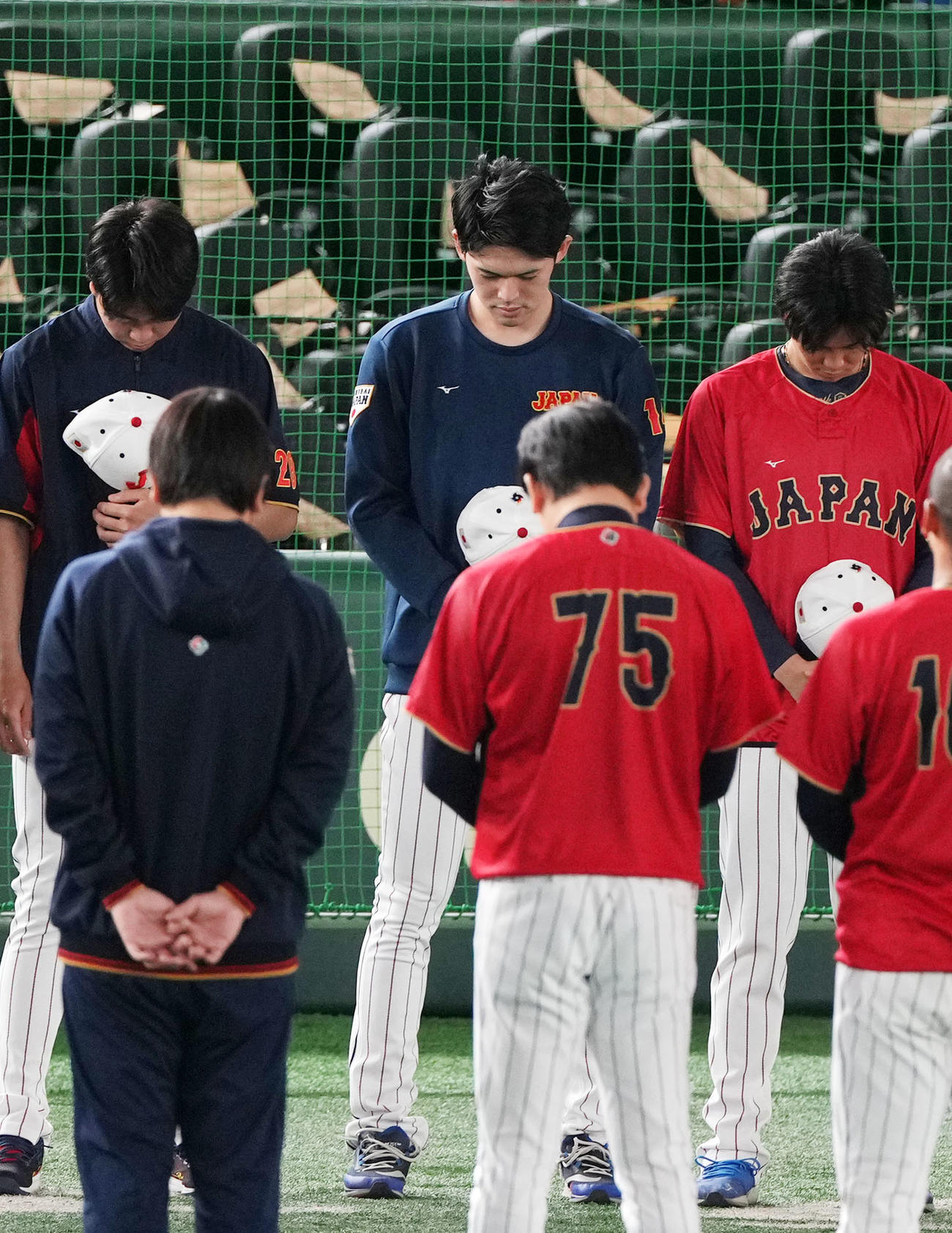 チェコ戦の練習前、東日本大震災の犠牲者を悼み、黙とうする日本代表の佐々木朗希（中央）ら（撮影・横山健太）