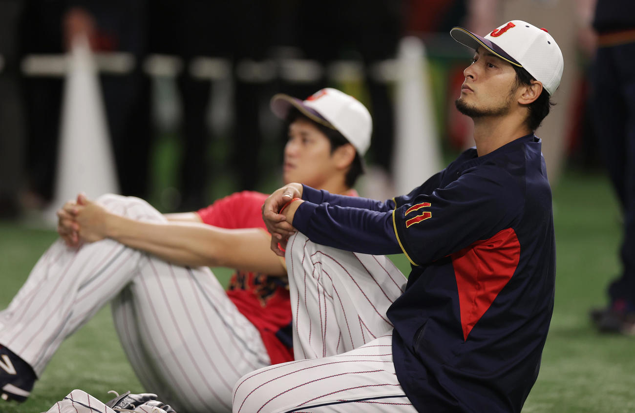 大谷（後方）と言葉を交わしながら試合前練習を見守るダルビッシュ（撮影・前田充）