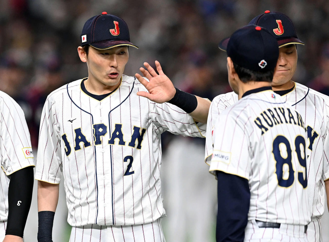 日本対チェコ　先発から外れ左手でタッチをする源田（撮影・たえ見朱実）