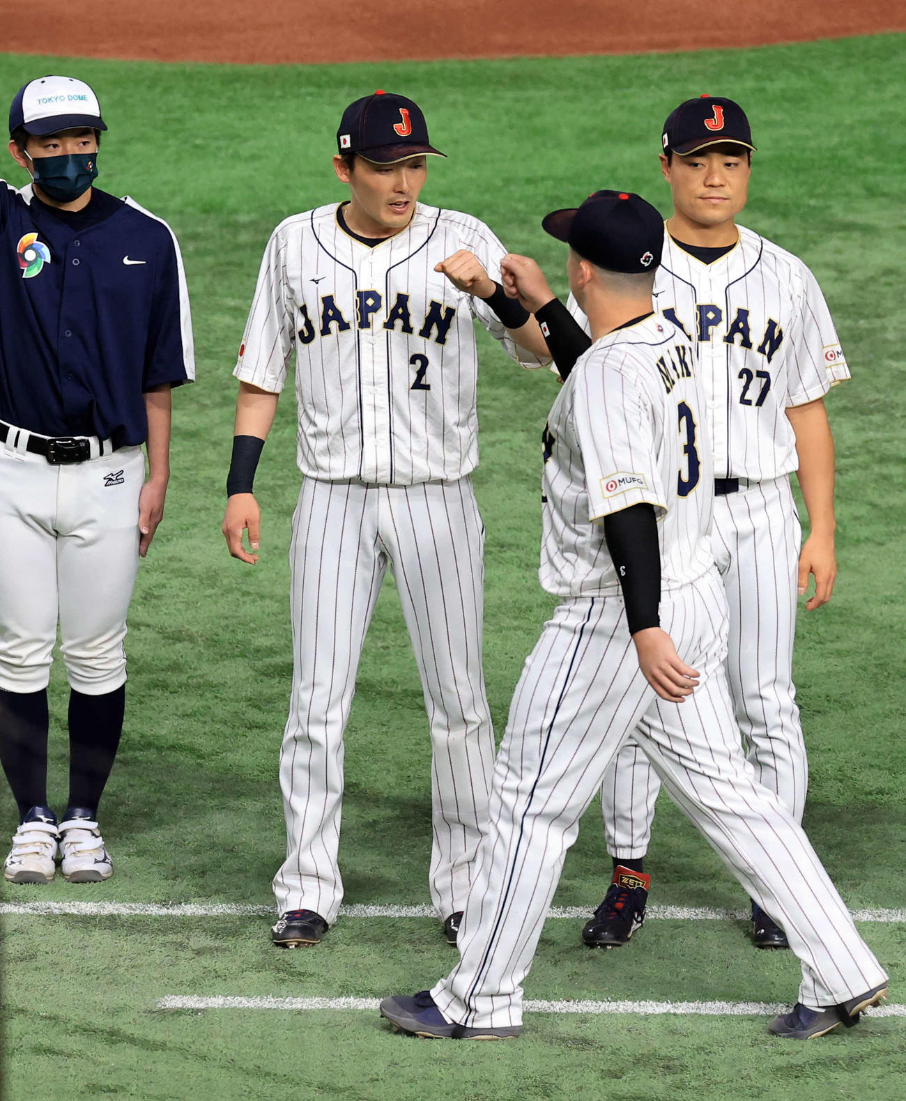 日本対チェコ　試合前セレモニーで、右手を守って、左手でグータッチする源田（左）（撮影・浅見桂子）